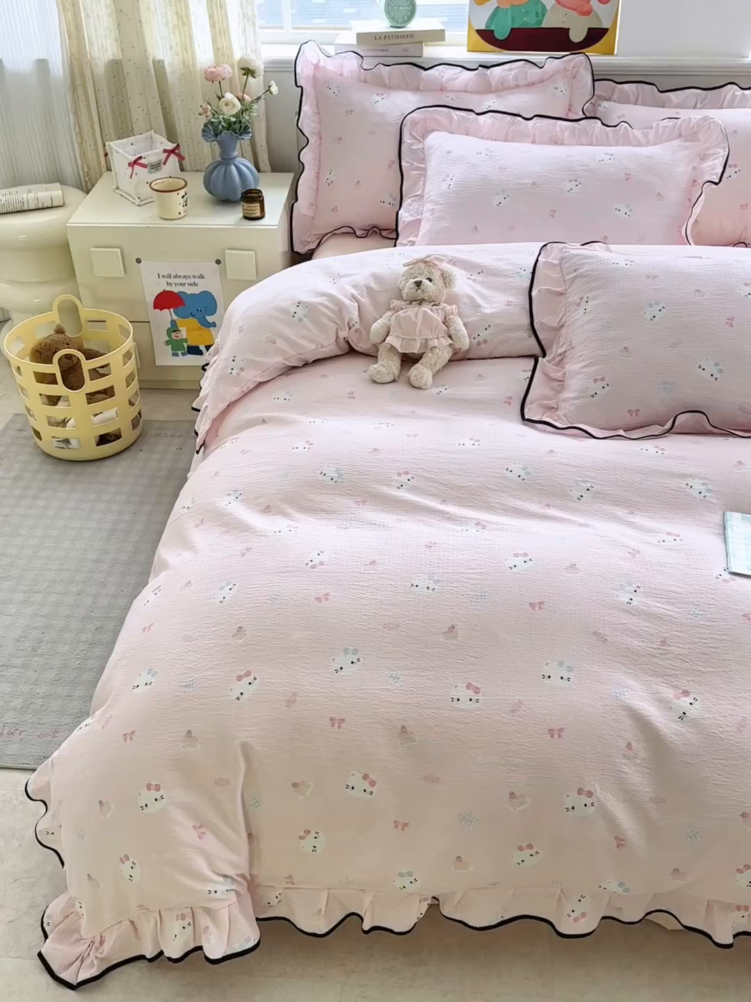 91家纺网 家纺一手货源 找家纺 壹和 2026新款A类云感花边款双层纱床盖款和床单款四件套单床盖单被套 粉雾猫咪