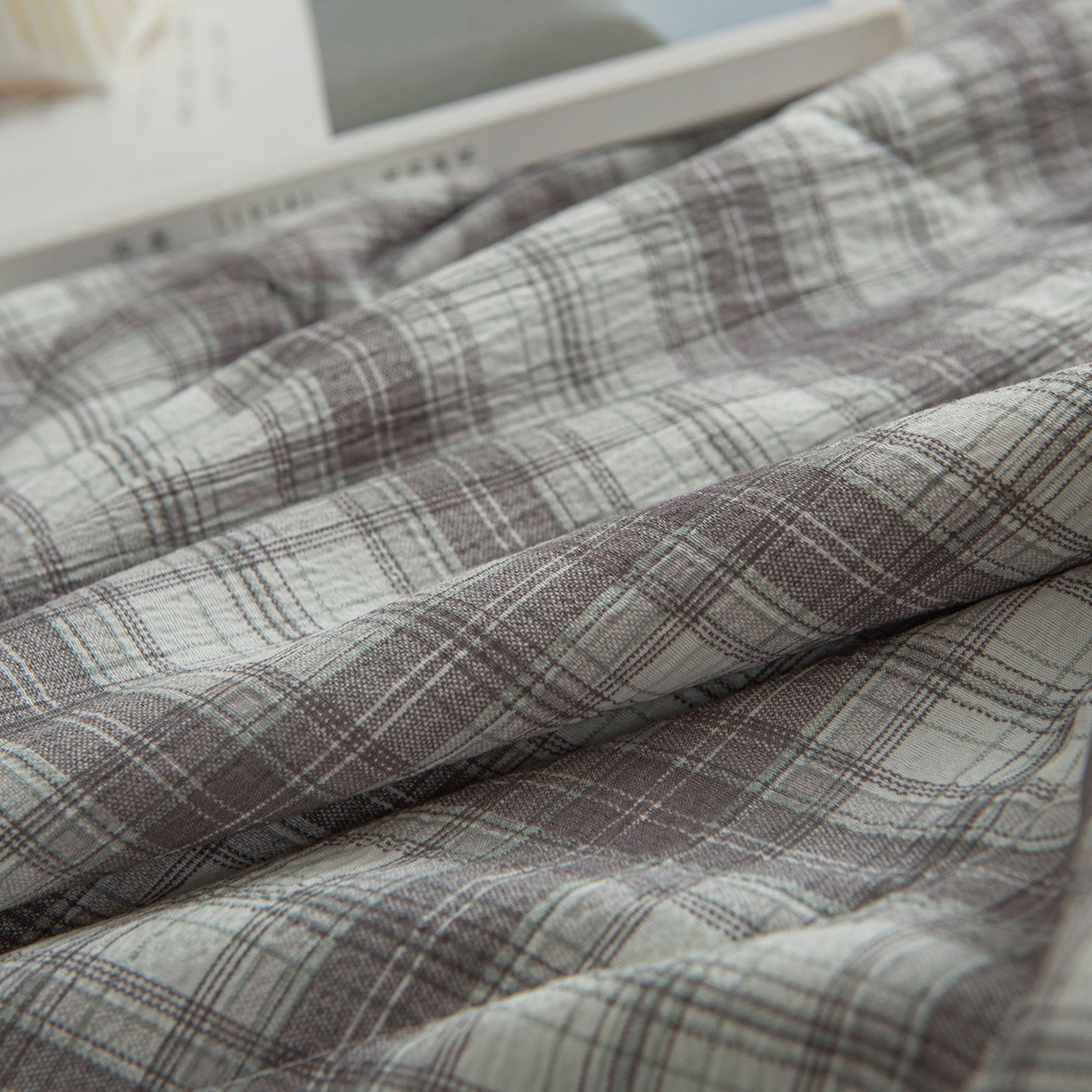 91家纺网 家纺一手货源 找家纺 宜梦家居 2026新款水洗双层纱夏被 三分格咖灰