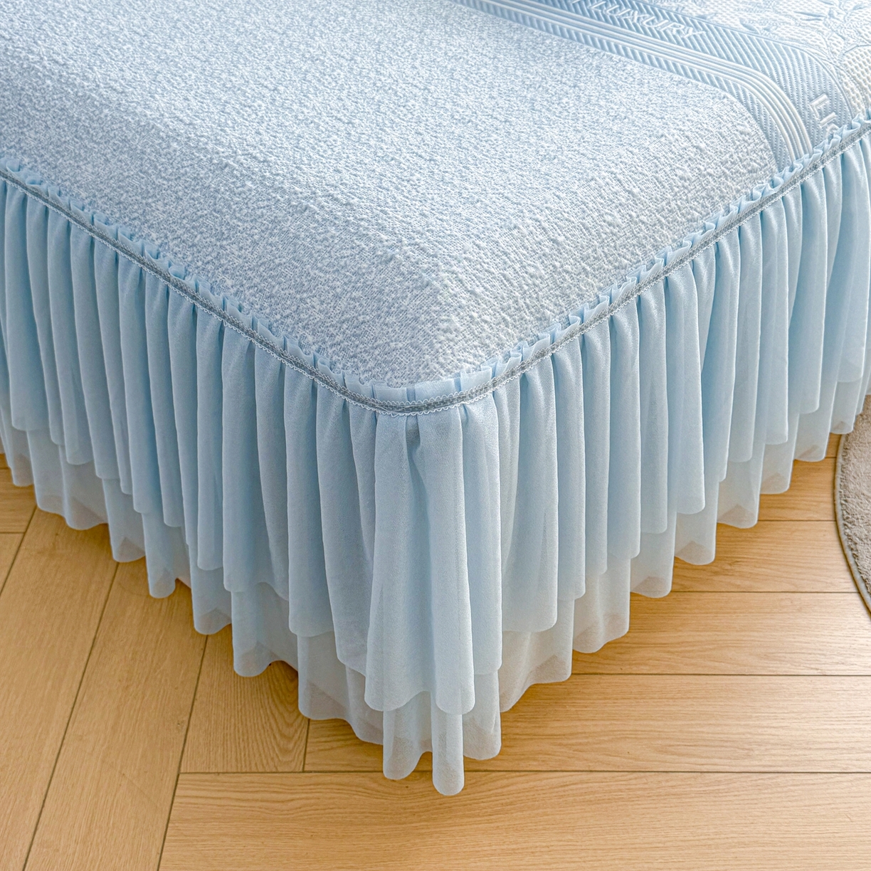 91家纺网 家纺一手货源 找家纺 （总）席都凉席工厂店 2026年轻奢高克重豆豆凉席夏季凉感冰丝提花床裙款三件套-奢序