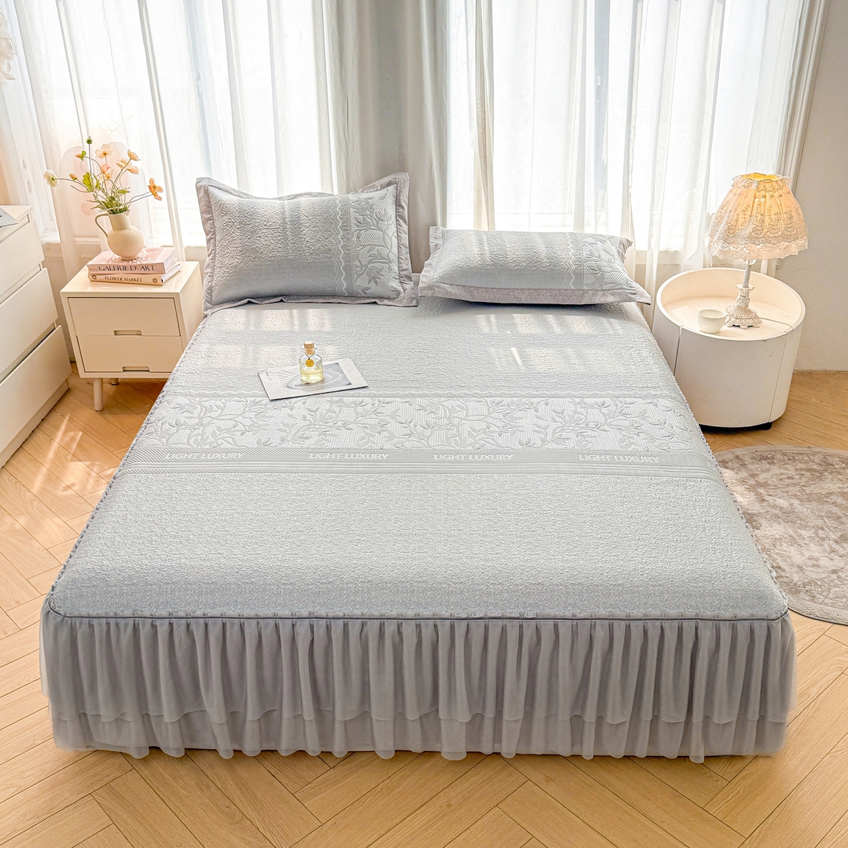 91家纺网 家纺一手货源 找家纺 席都凉席工厂店 2026年轻奢高克重豆豆凉席夏季凉感冰丝提花床裙款三件套-奢序 奢序-烟灰