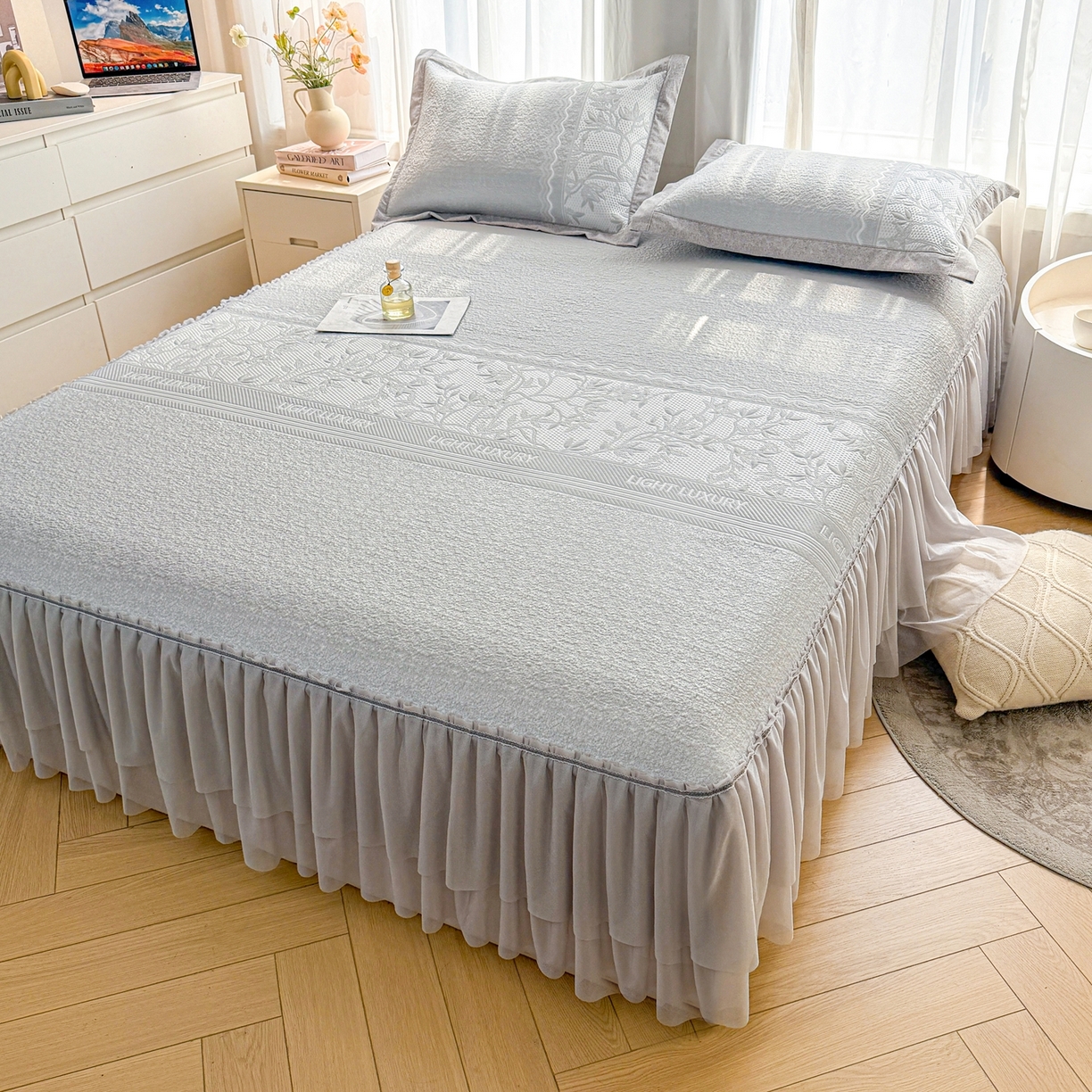 91家纺网 家纺一手货源 找家纺 席都凉席工厂店 2026年轻奢高克重豆豆凉席夏季凉感冰丝提花床裙款三件套-奢序 奢序-烟灰