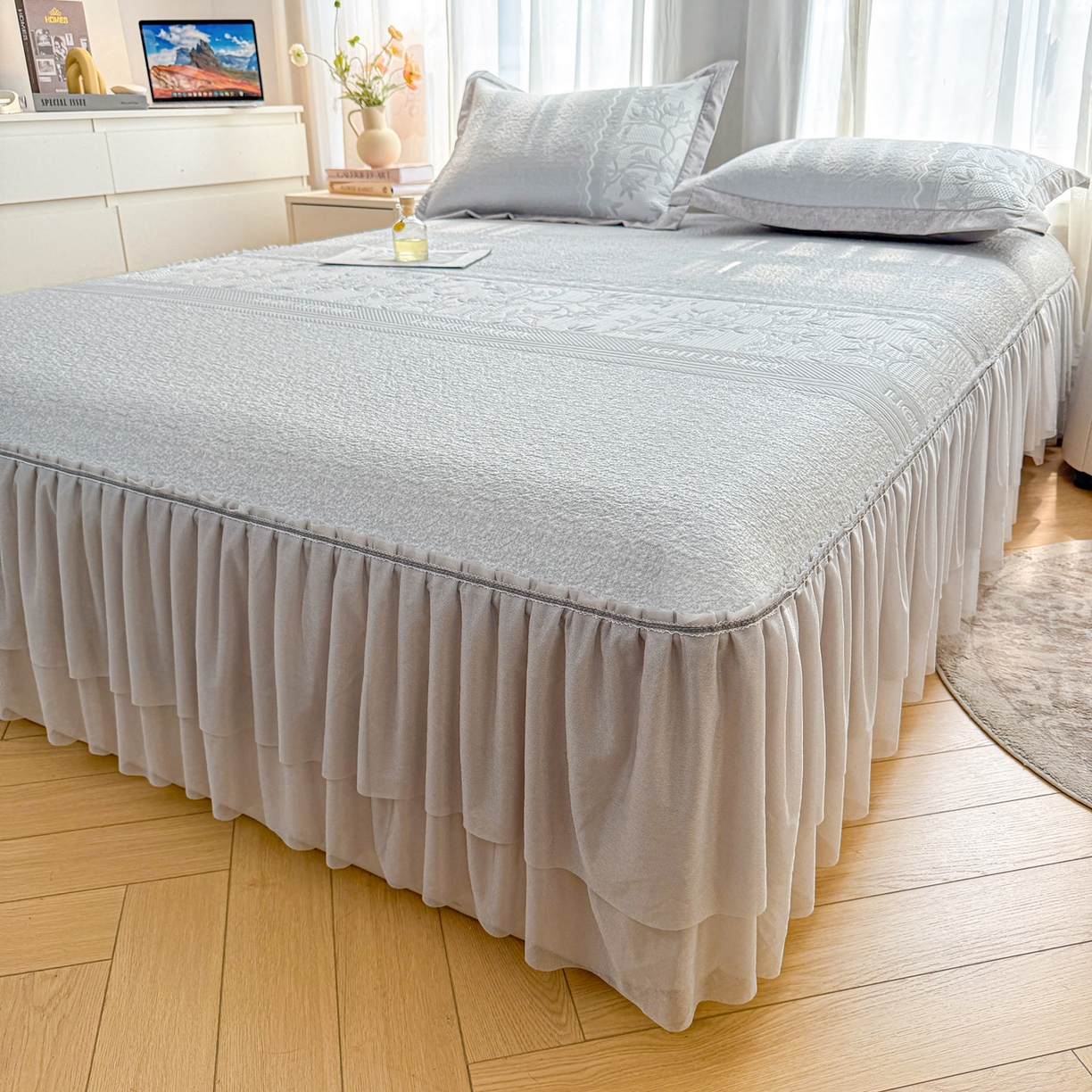 91家纺网 家纺一手货源 找家纺 席都凉席工厂店 2026年轻奢高克重豆豆凉席夏季凉感冰丝提花床裙款三件套-奢序 奢序-烟灰