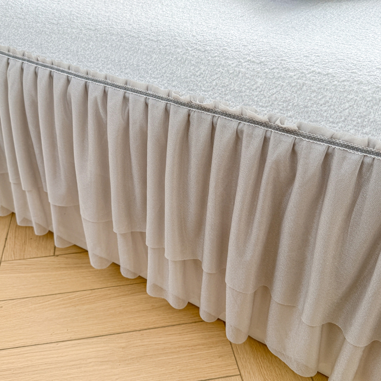 91家纺网 家纺一手货源 找家纺 席都凉席工厂店 2026年轻奢高克重豆豆凉席夏季凉感冰丝提花床裙款三件套-奢序 奢序-烟灰