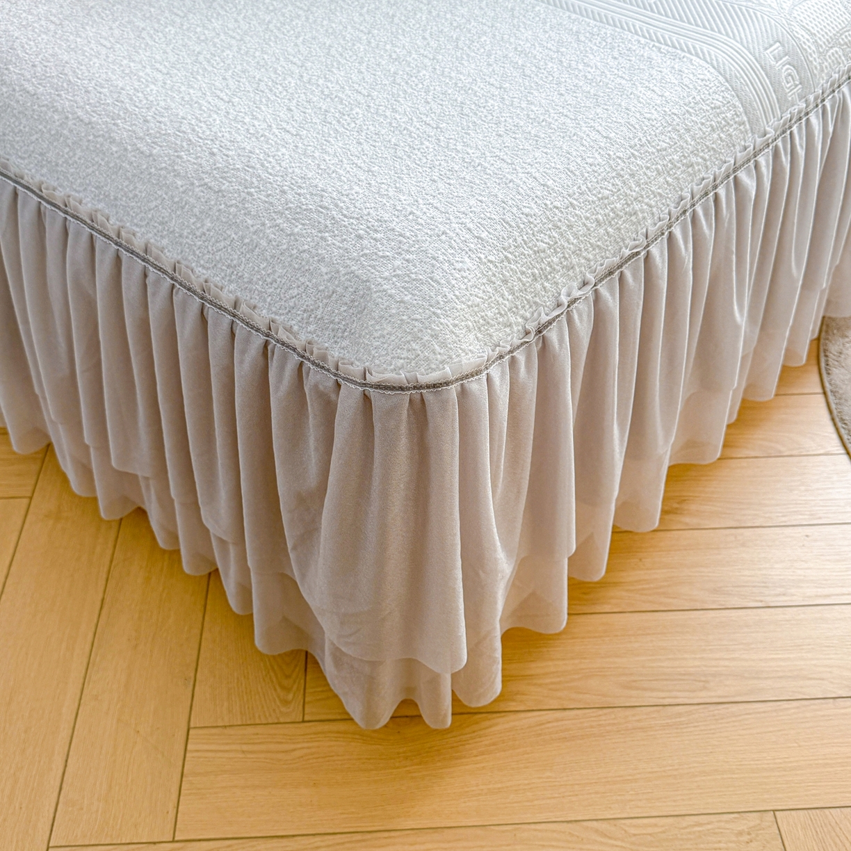 91家纺网 家纺一手货源 找家纺 席都凉席工厂店 2026年轻奢高克重豆豆凉席夏季凉感冰丝提花床裙款三件套-奢序 奢序-烟灰