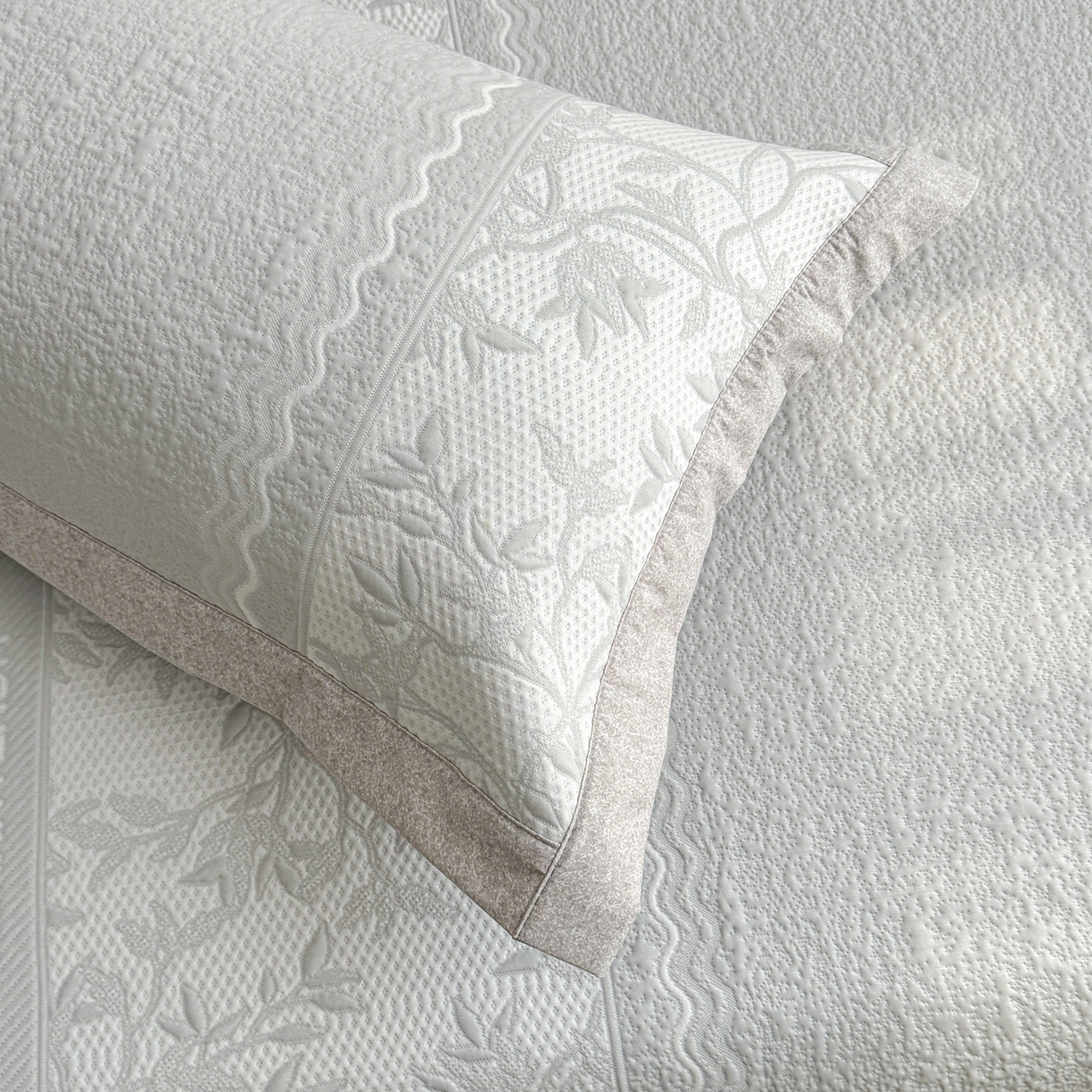 91家纺网 家纺一手货源 找家纺 席都凉席工厂店 2026年轻奢高克重豆豆凉席夏季凉感冰丝提花床裙款三件套-奢序 奢序-烟灰