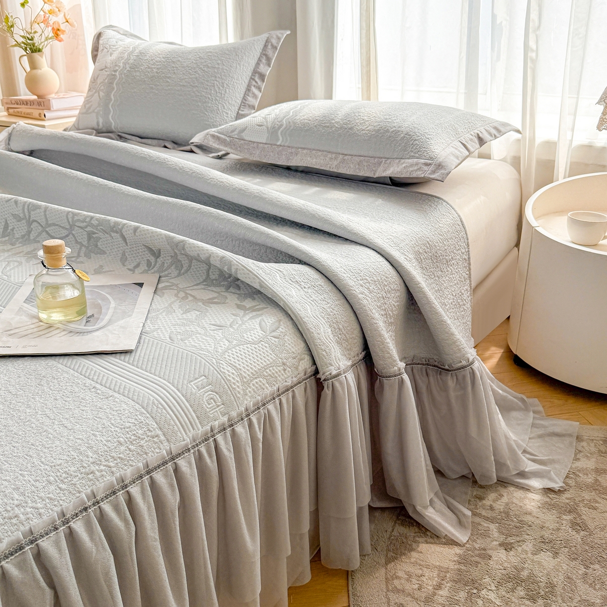 91家纺网 家纺一手货源 找家纺 席都凉席工厂店 2026年轻奢高克重豆豆凉席夏季凉感冰丝提花床裙款三件套-奢序 奢序-烟灰