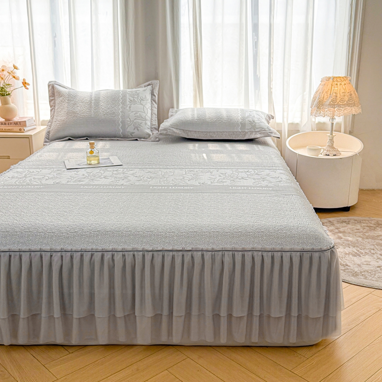 91家纺网 家纺一手货源 找家纺 席都凉席工厂店 2026年轻奢高克重豆豆凉席夏季凉感冰丝提花床裙款三件套-奢序 奢序-烟灰