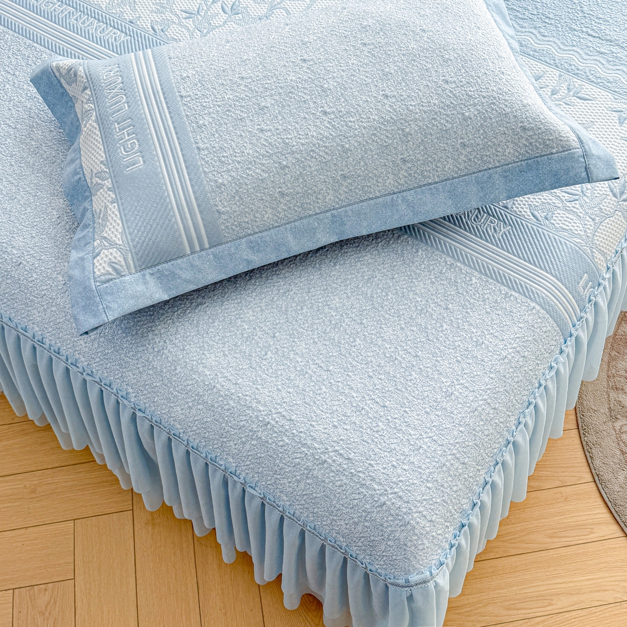 91家纺网 家纺一手货源 找家纺 （总）席都凉席工厂店 2026年轻奢高克重豆豆凉席夏季凉感冰丝提花床裙款三件套-奢序