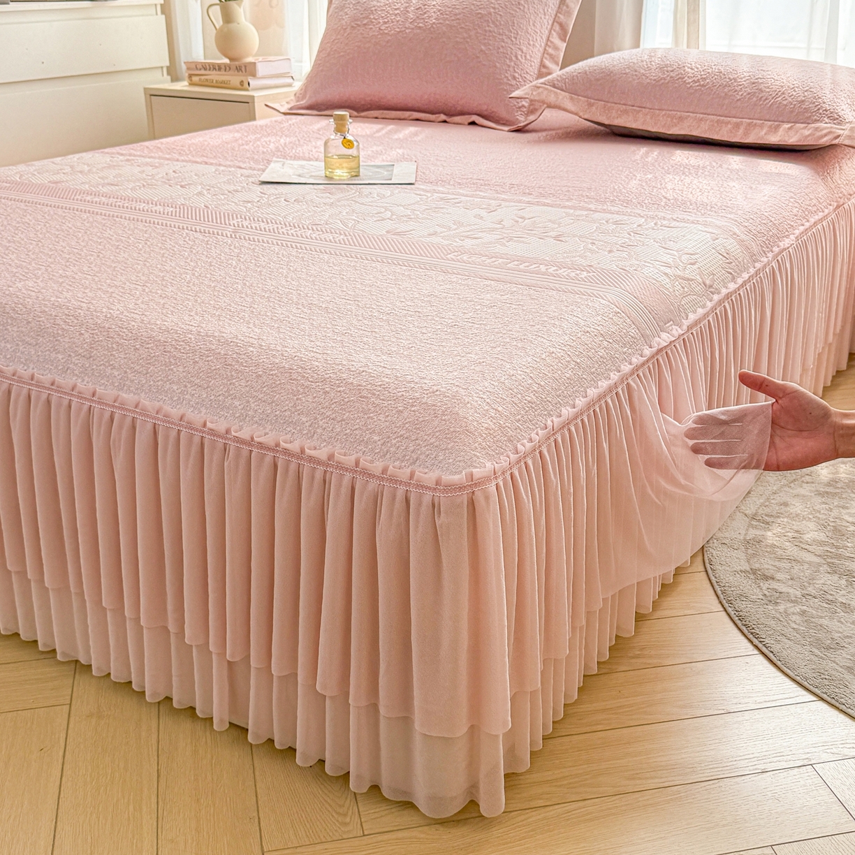 91家纺网 家纺一手货源 找家纺 席都凉席工厂店 2026年轻奢高克重豆豆凉席夏季凉感冰丝提花床裙款三件套-奢序 奢序-烟粉