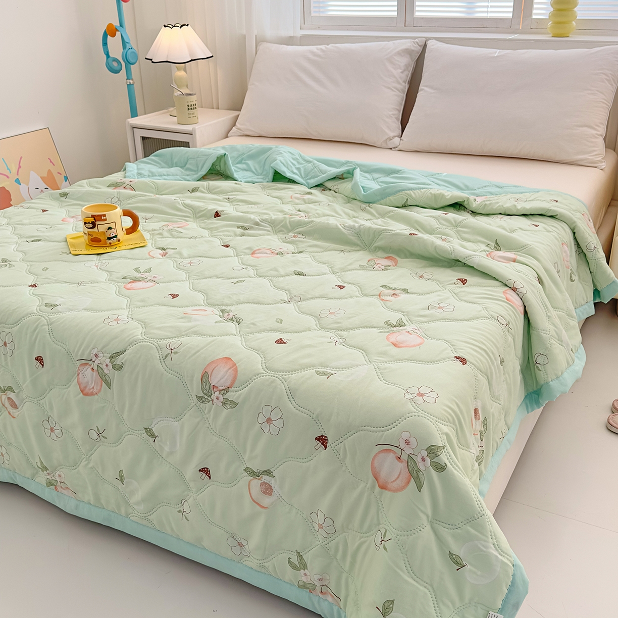 91家纺网 家纺一手货源 找家纺 悦织湾家纺 2026新款超声波夏凉被印花水洗棉夏被供货批发赠品礼品被便宜夏被 蜜桃世界