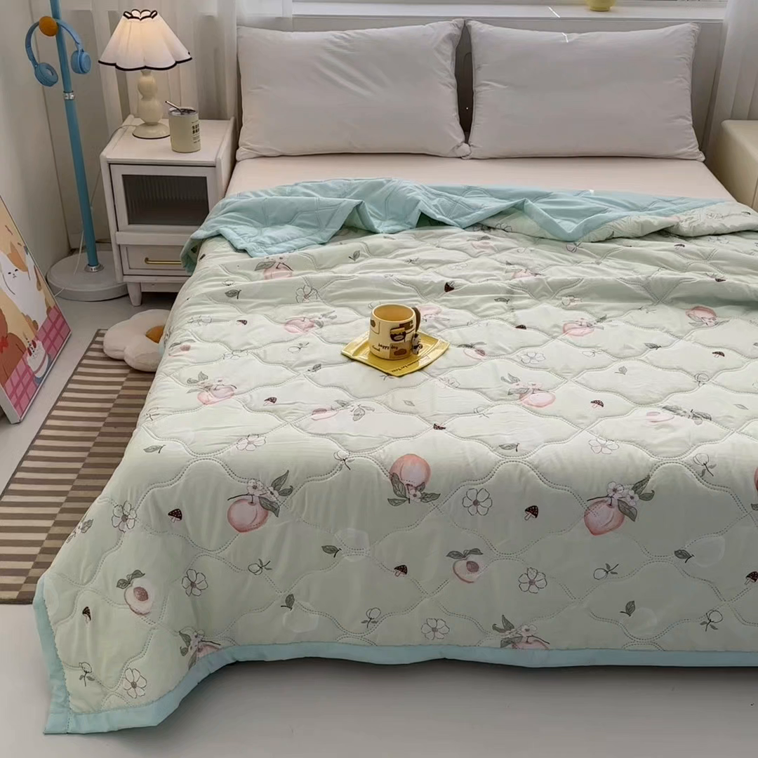 91家纺网 家纺一手货源 找家纺 悦织湾家纺 2026新款超声波夏凉被印花水洗棉夏被供货批发赠品礼品被便宜夏被 蜜桃世界