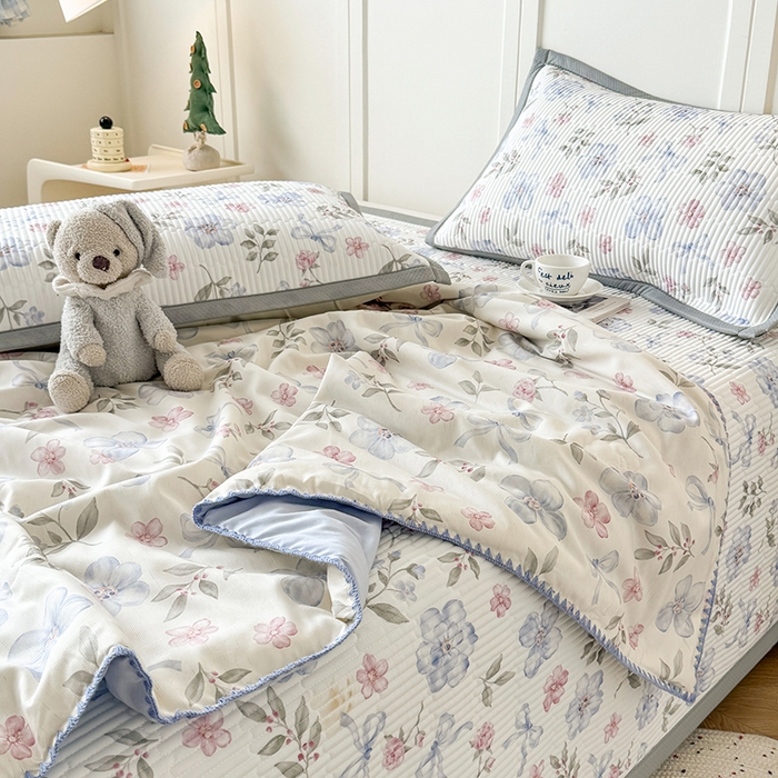 91家纺网 家纺一手货源 找家纺 卡罗兰 2026新款印花凉席双面可用冰丝凉席床盖单件三件四件套 缤纷