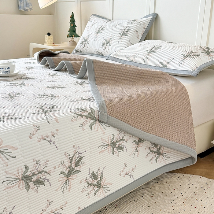 91家纺网 家纺一手货源 找家纺 卡罗兰 2026新款印花凉席双面可用冰丝凉席床盖单件三件四件套 铃兰