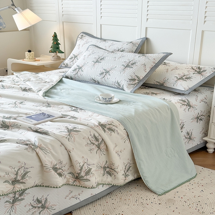 91家纺网 家纺一手货源 找家纺 卡罗兰 2026新款印花凉席双面可用冰丝凉席床盖单件三件四件套 铃兰