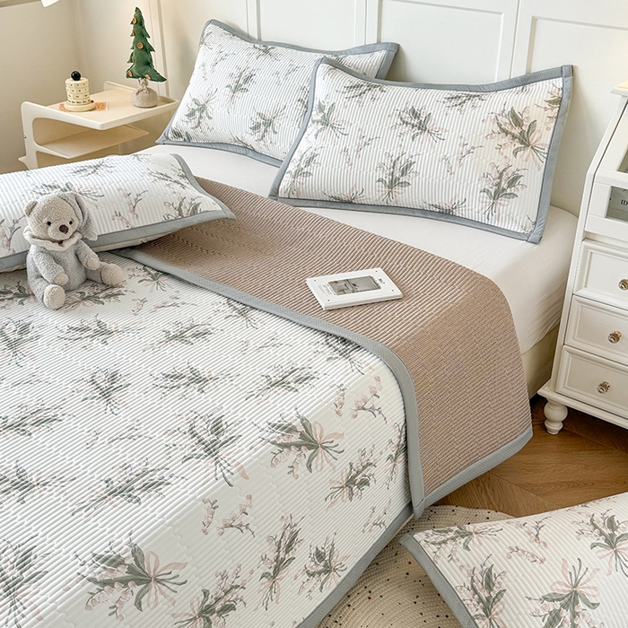 91家纺网 家纺一手货源 找家纺 卡罗兰 2026新款印花凉席双面可用冰丝凉席床盖单件三件四件套 铃兰