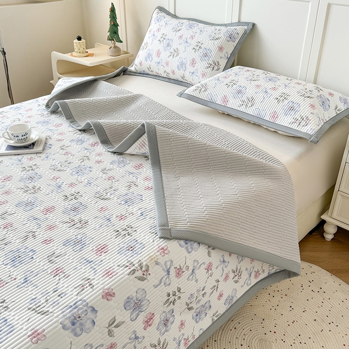 91家纺网 家纺一手货源 找家纺 卡罗兰 2026新款印花凉席双面可用冰丝凉席床盖单件三件四件套 缤纷