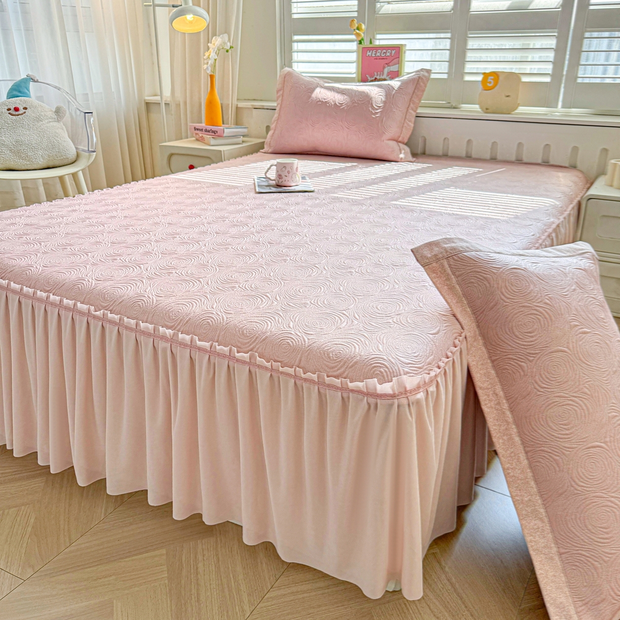 91家纺网 家纺一手货源 找家纺 （总）席都凉席工厂店 2026年款玫瑰提花凉感豆豆席云感亲肤可水洗夏凉软席床裙款-云柔玫瑰