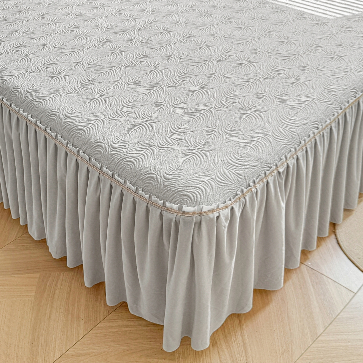 91家纺网 家纺一手货源 找家纺 席都凉席工厂店 2026年款玫瑰提花凉感豆豆席云感亲肤可水洗夏凉软席床裙款-云柔玫瑰 云柔玫瑰-云烟灰床裙款