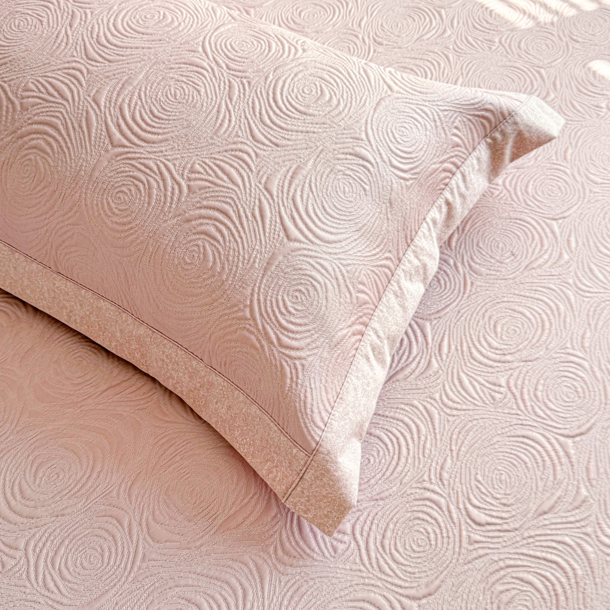 91家纺网 家纺一手货源 找家纺 席都凉席工厂店 2026年款玫瑰提花凉感豆豆席云感亲肤可水洗夏凉软席床裙款-云柔玫瑰 云柔玫瑰-樱花粉床裙款