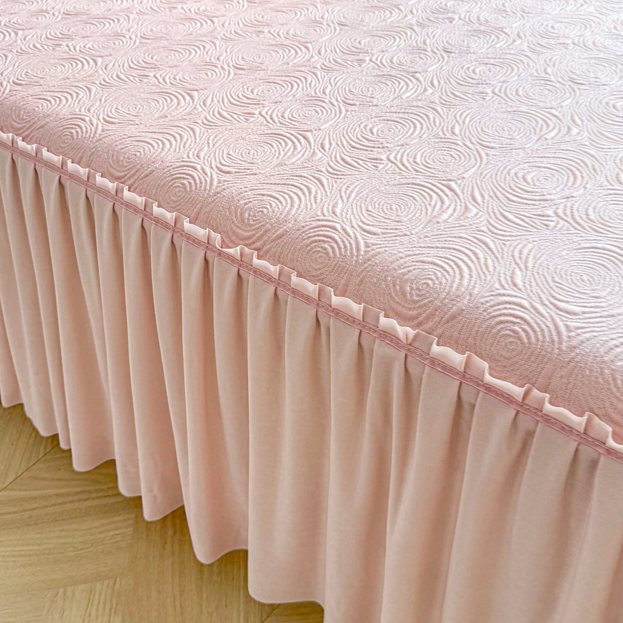 91家纺网 家纺一手货源 找家纺 席都凉席工厂店 2026年款玫瑰提花凉感豆豆席云感亲肤可水洗夏凉软席床裙款-云柔玫瑰 云柔玫瑰-樱花粉床裙款