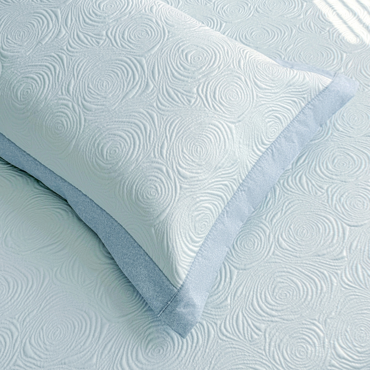 91家纺网 家纺一手货源 找家纺 席都凉席工厂店 2026年款玫瑰提花凉感豆豆席云感亲肤可水洗夏凉软席床裙款-云柔玫瑰 云柔玫瑰-湖水蓝床裙款