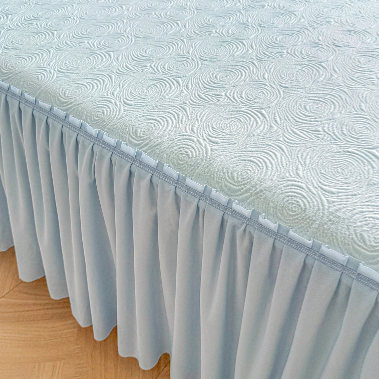 91家纺网 家纺一手货源 找家纺 席都凉席工厂店 2026年款玫瑰提花凉感豆豆席云感亲肤可水洗夏凉软席床裙款-云柔玫瑰 云柔玫瑰-湖水蓝床裙款