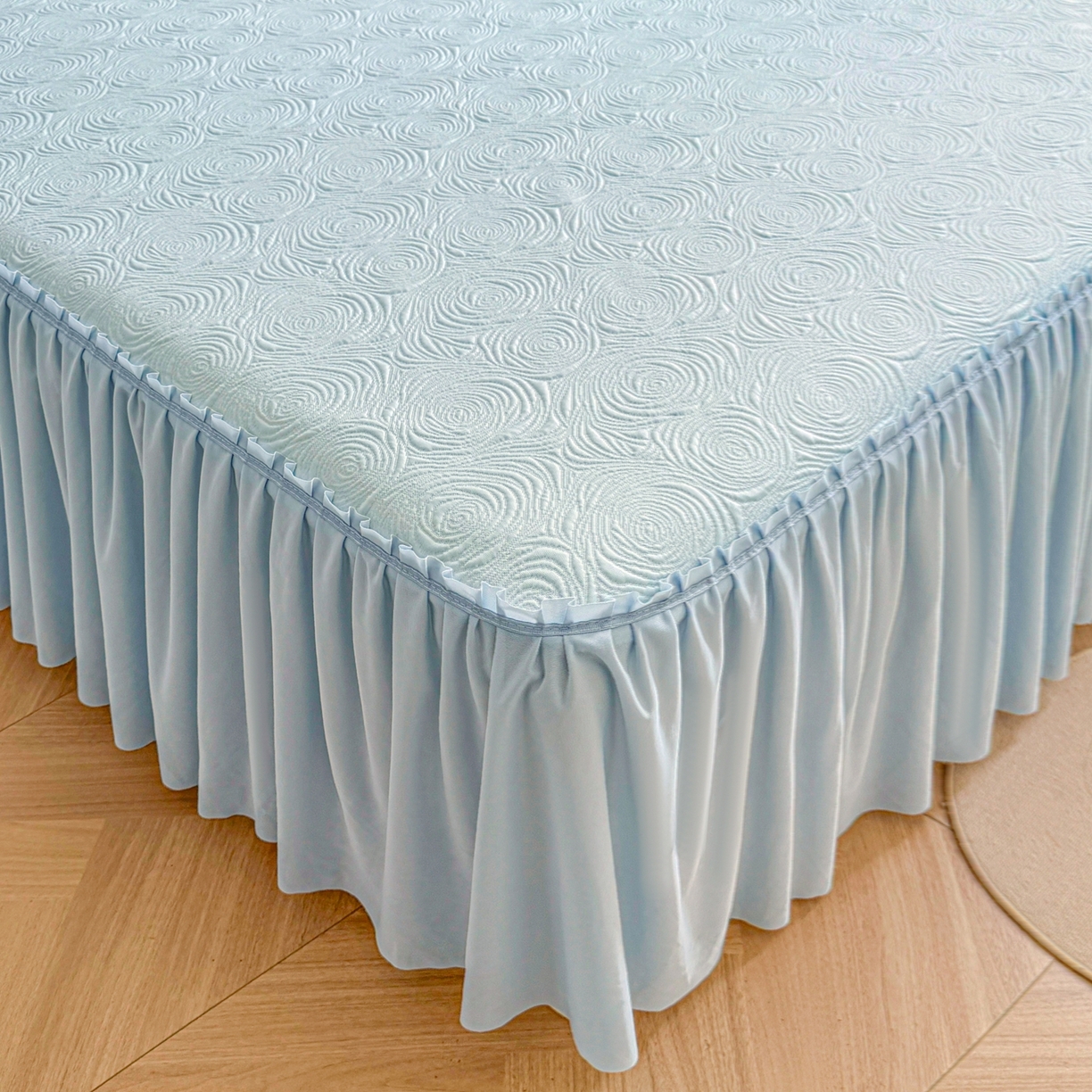 91家纺网 家纺一手货源 找家纺 席都凉席工厂店 2026年款玫瑰提花凉感豆豆席云感亲肤可水洗夏凉软席床裙款-云柔玫瑰 云柔玫瑰-湖水蓝床裙款