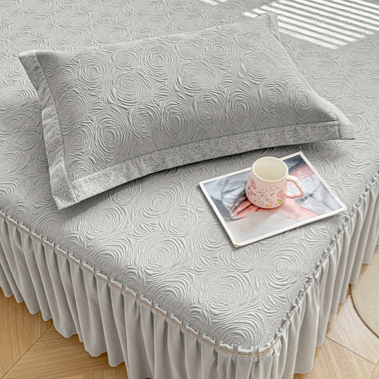 91家纺网 家纺一手货源 找家纺 席都凉席工厂店 2026年款玫瑰提花凉感豆豆席云感亲肤可水洗夏凉软席床裙款-云柔玫瑰 云柔玫瑰-云烟灰床裙款