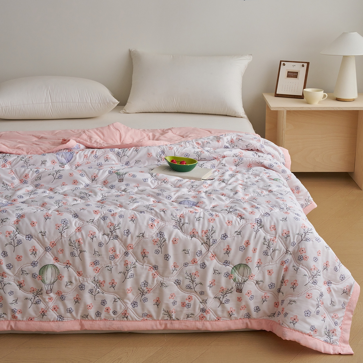 91家纺网 家纺一手货源 找家纺 悦织湾家纺 2026新款超声波夏凉被印花水洗棉夏被供货批发赠品礼品被便宜夏被 气球花园