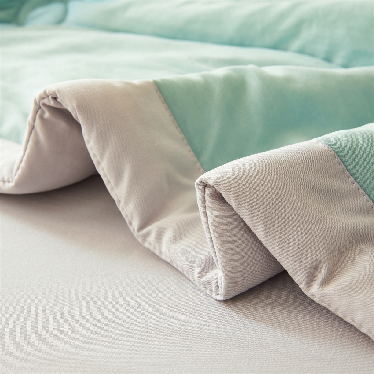 91家纺网 家纺一手货源 找家纺 罗布斯 2026新款简约纯色风水洗棉双拼夏被新疆棉花被夏凉被空调被(买家秀加微） 青果绿拼灰