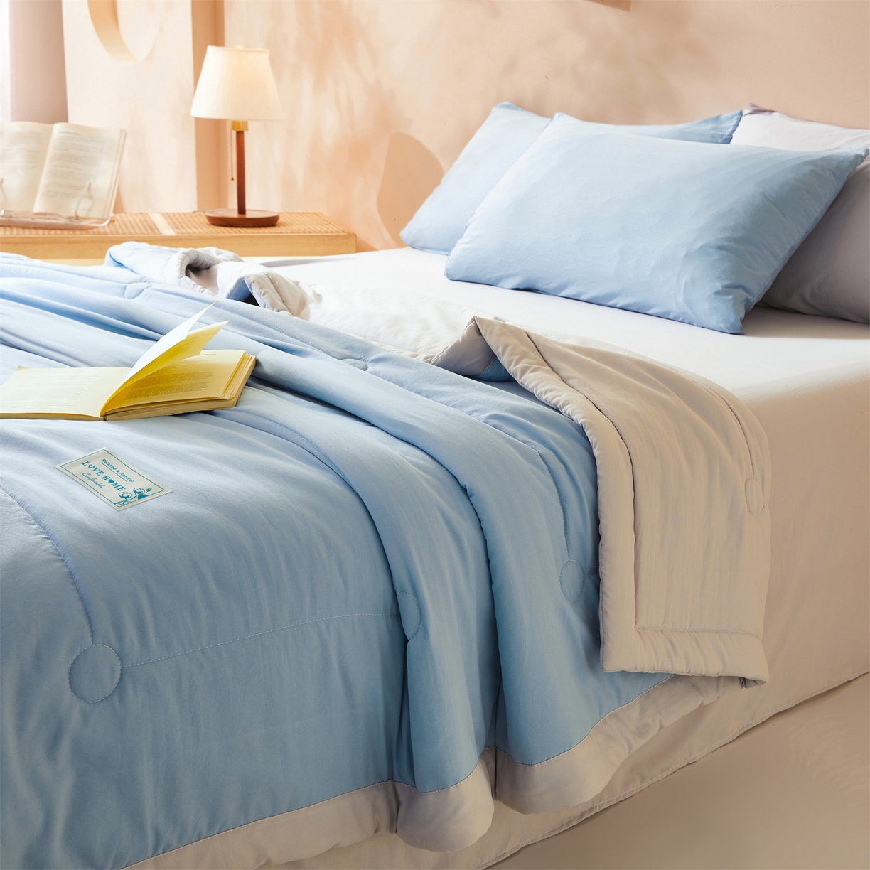 91家纺网 家纺一手货源 找家纺 罗布斯 2026新款简约纯色风水洗棉双拼夏被新疆棉花被夏凉被空调被(买家秀加微） 天空蓝拼灰