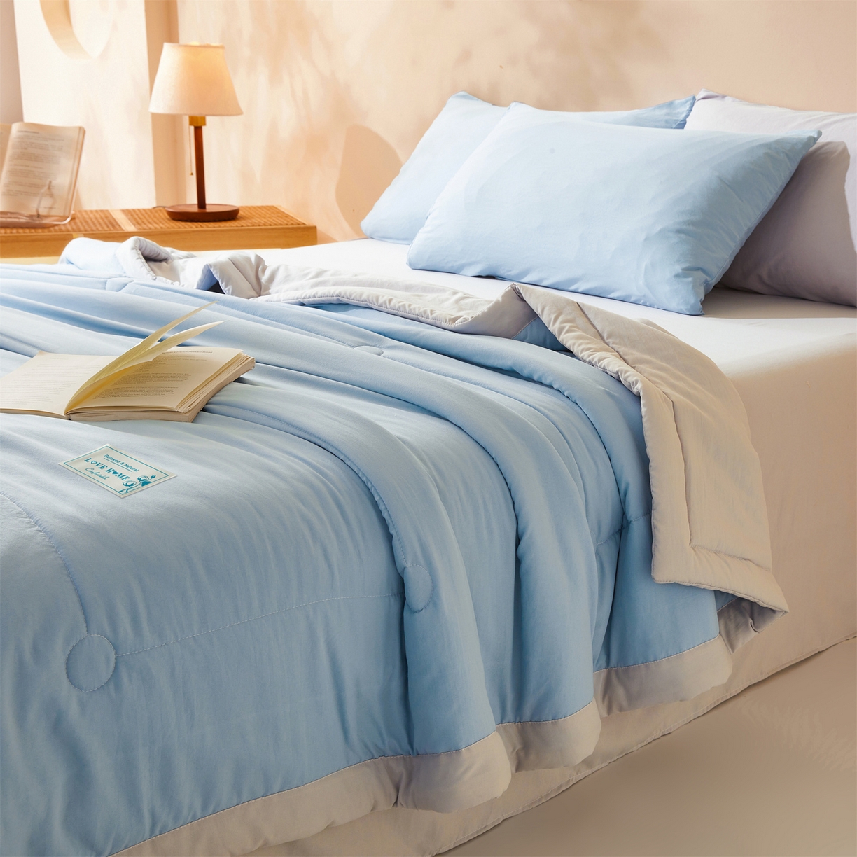91家纺网 家纺一手货源 找家纺 罗布斯 2026新款简约纯色风水洗棉双拼夏被新疆棉花被夏凉被空调被(买家秀加微） 天空蓝拼灰