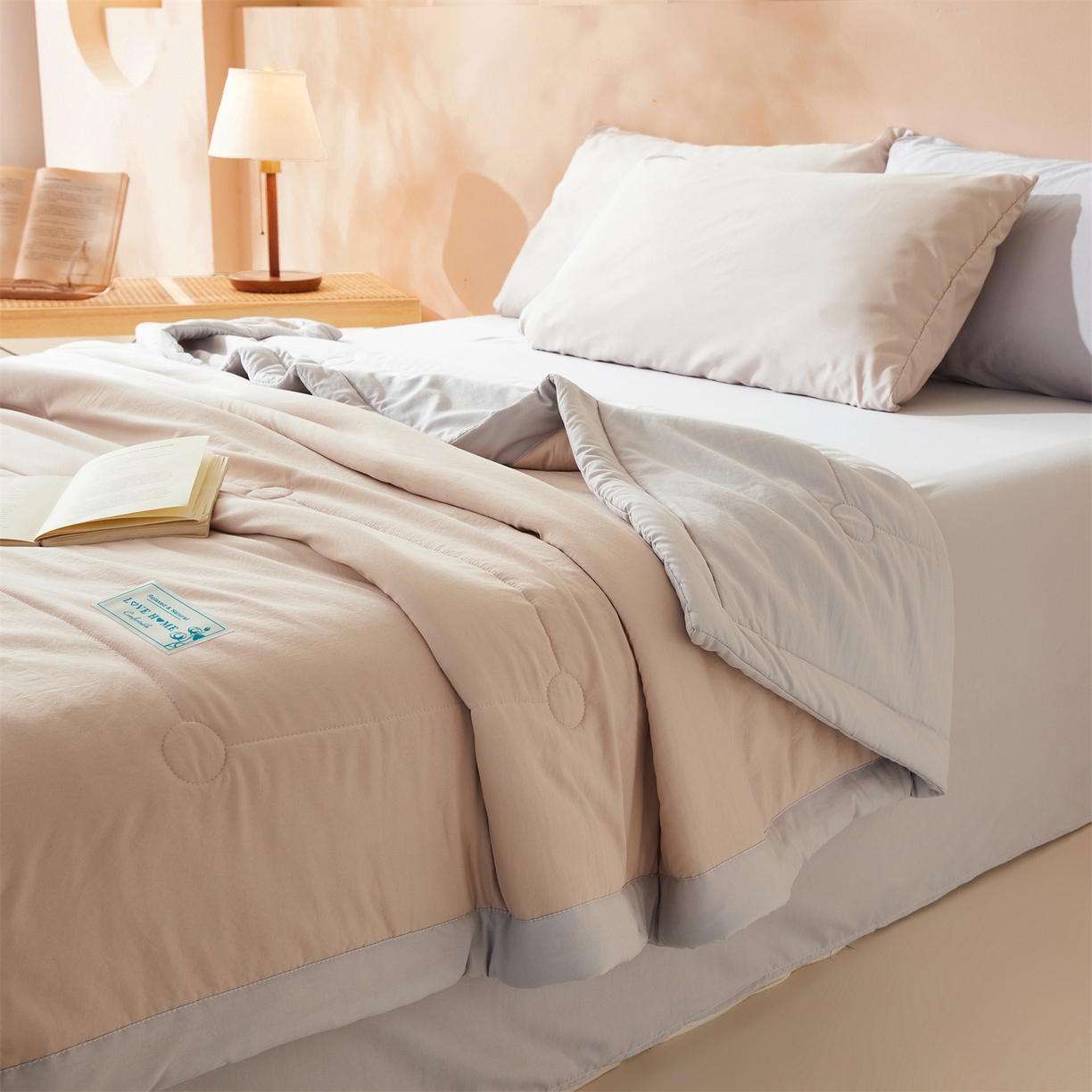 91家纺网 家纺一手货源 找家纺 罗布斯 2026新款简约纯色风水洗棉双拼夏被新疆棉花被夏凉被空调被(买家秀加微） 香槟咖拼灰