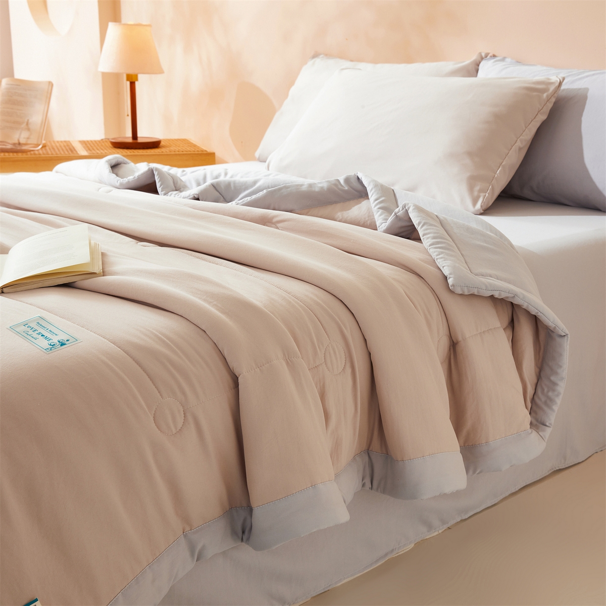 91家纺网 家纺一手货源 找家纺 罗布斯 2026新款简约纯色风水洗棉双拼夏被新疆棉花被夏凉被空调被(买家秀加微） 香槟咖拼灰