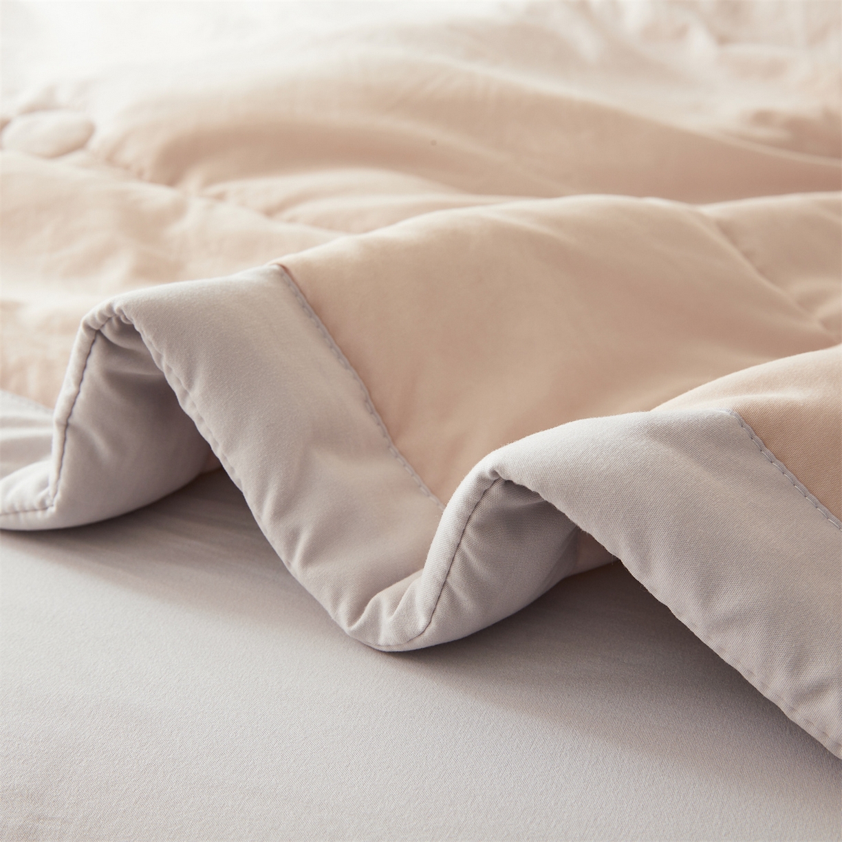 91家纺网 家纺一手货源 找家纺 罗布斯 2026新款简约纯色风水洗棉双拼夏被新疆棉花被夏凉被空调被(买家秀加微） 香槟咖拼灰