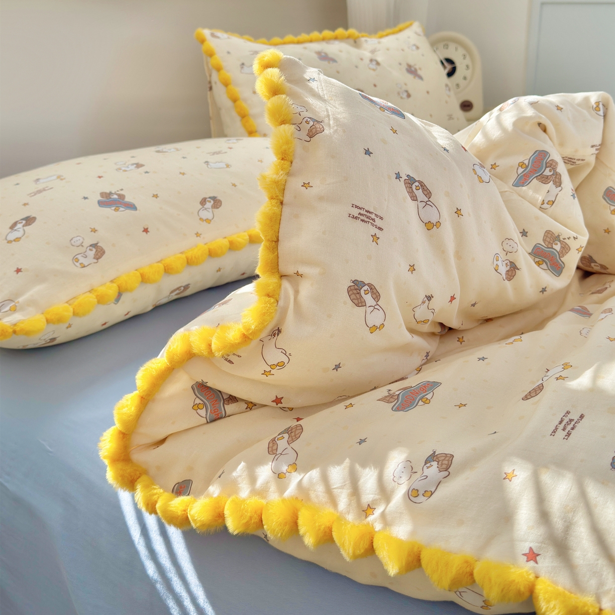 91家纺网 家纺一手货源 找家纺 丽涵家纺 2026新款全棉双层纱全棉纯棉大雁纹毛球花边四件套 晚安鸭-黄