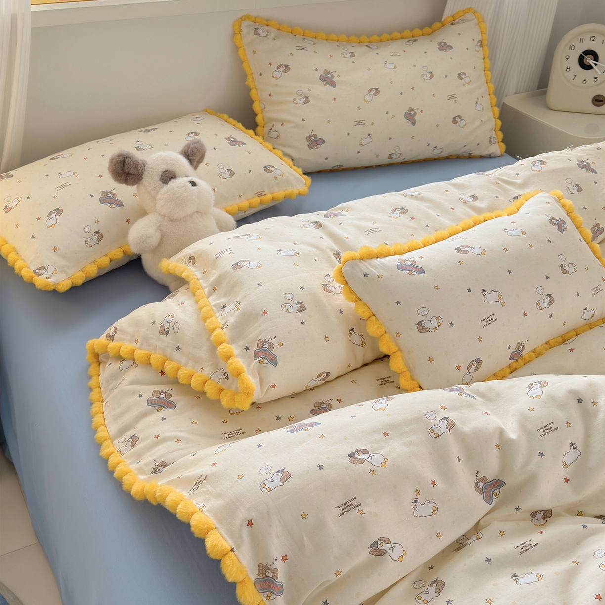 91家纺网 家纺一手货源 找家纺 丽涵家纺 2026新款全棉双层纱全棉纯棉大雁纹毛球花边四件套 晚安鸭-黄