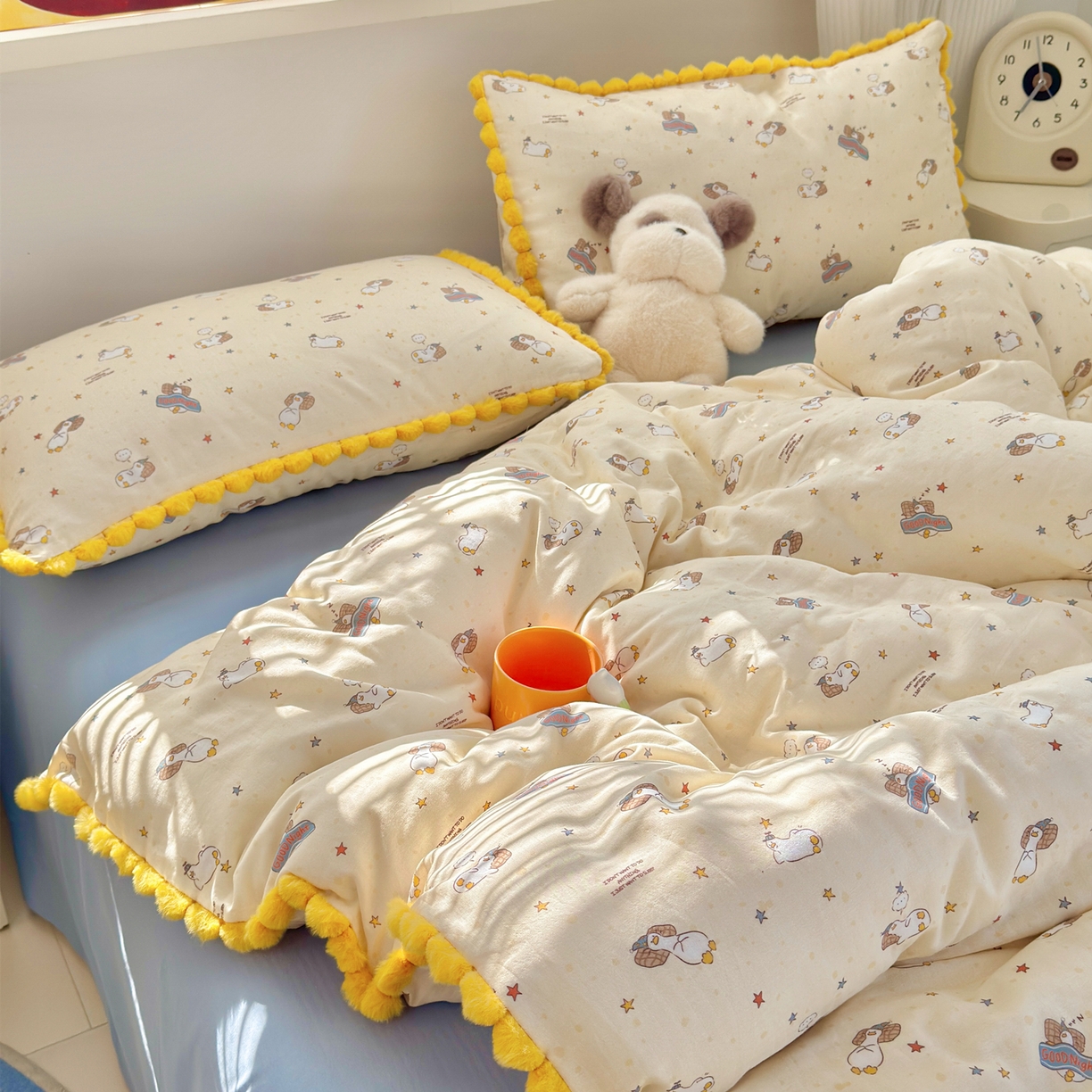 91家纺网 家纺一手货源 找家纺 丽涵家纺 2026新款全棉双层纱全棉纯棉大雁纹毛球花边四件套 晚安鸭-黄