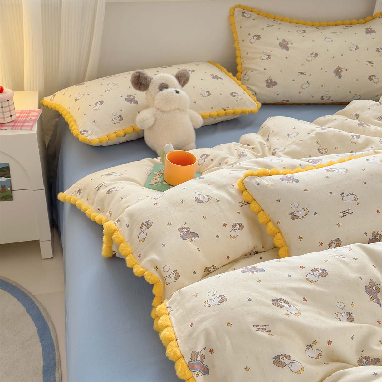 91家纺网 家纺一手货源 找家纺 丽涵家纺 2026新款全棉双层纱全棉纯棉大雁纹毛球花边四件套 晚安鸭-黄