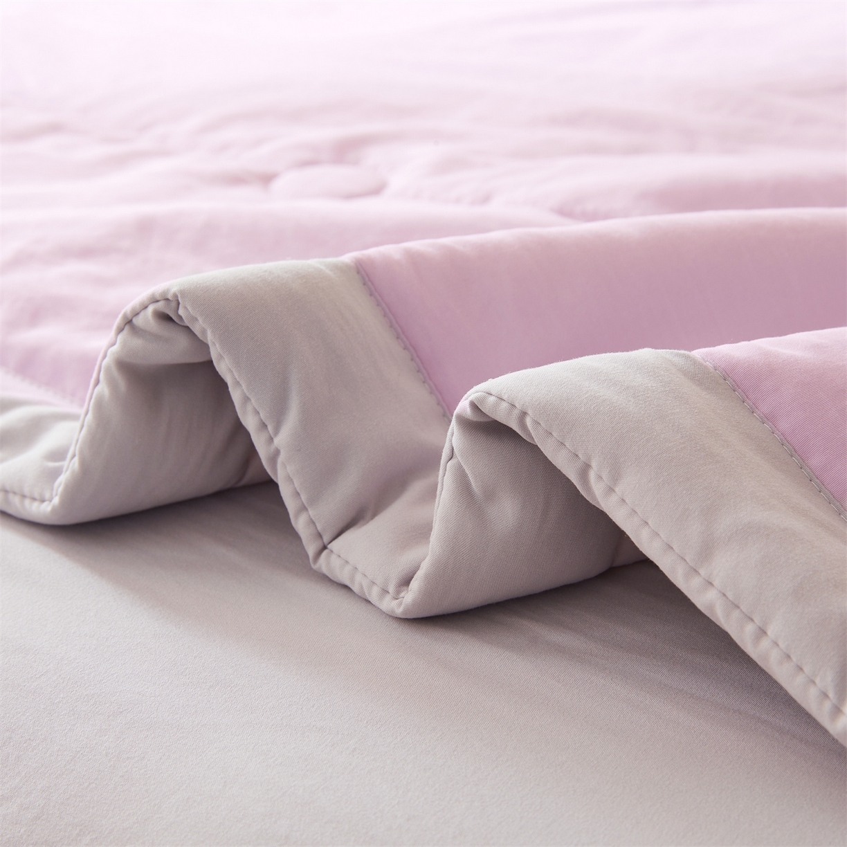 91家纺网 家纺一手货源 找家纺 罗布斯 2026新款简约纯色风水洗棉双拼夏被新疆棉花被夏凉被空调被(买家秀加微） 香氛紫拼灰