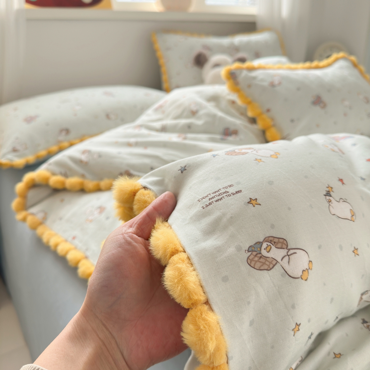 91家纺网 家纺一手货源 找家纺 丽涵家纺 2026新款全棉双层纱全棉纯棉大雁纹毛球花边四件套 晚安鸭-绿