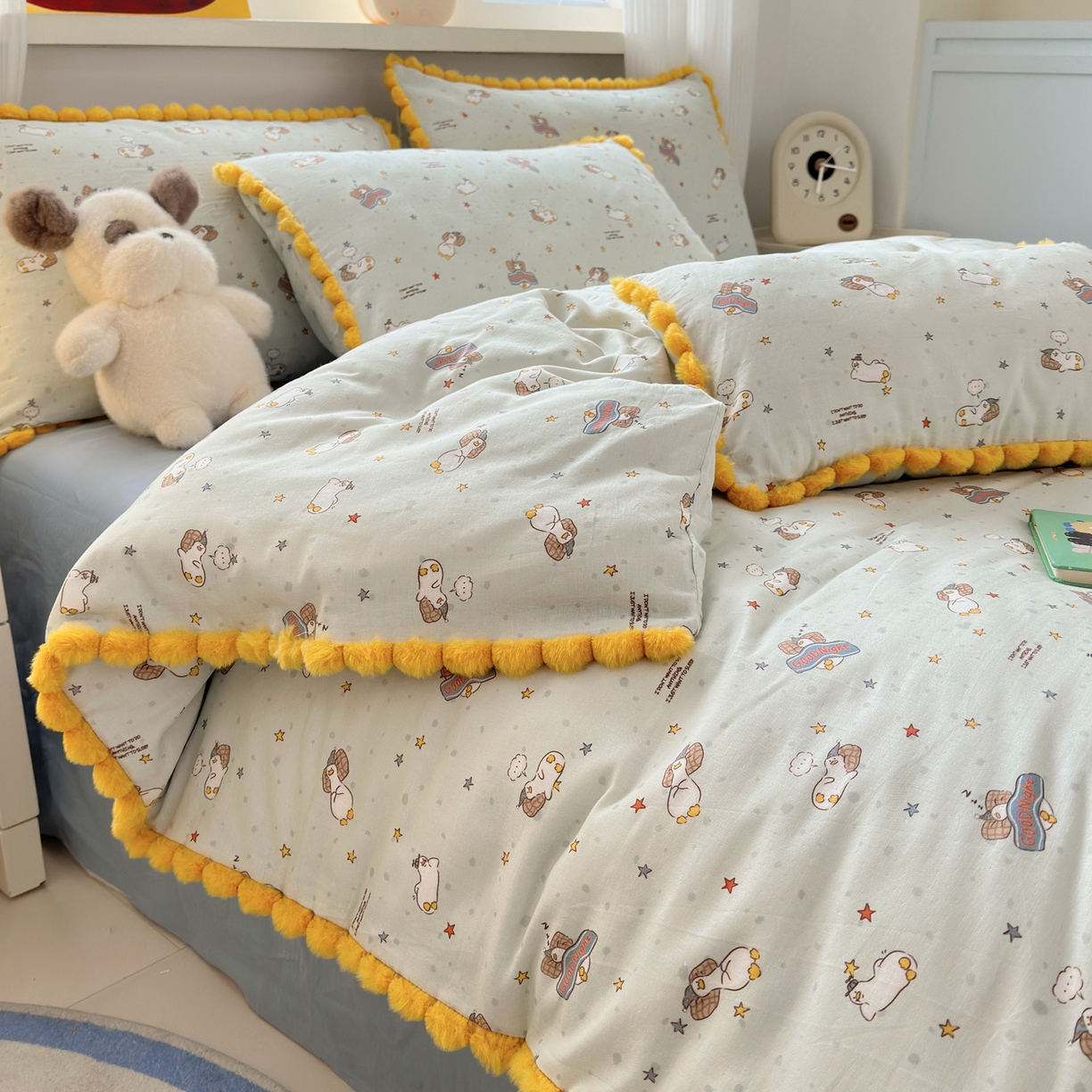 91家纺网 家纺一手货源 找家纺 丽涵家纺 2026新款全棉双层纱全棉纯棉大雁纹毛球花边四件套 晚安鸭-绿