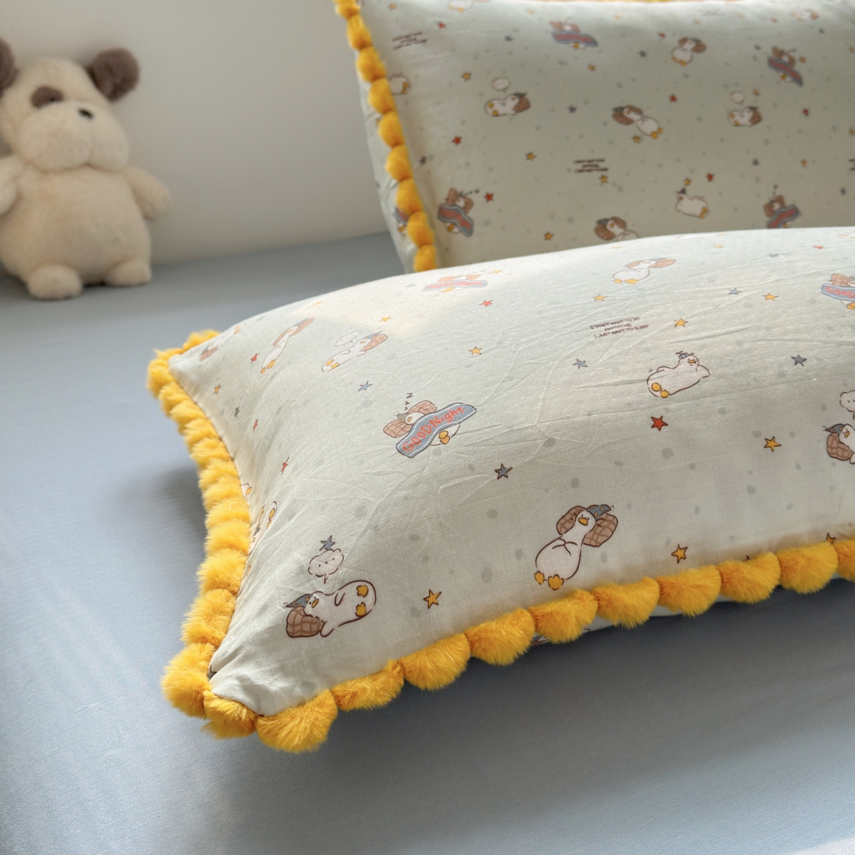 91家纺网 家纺一手货源 找家纺 丽涵家纺 2026新款全棉双层纱全棉纯棉大雁纹毛球花边四件套 晚安鸭-绿