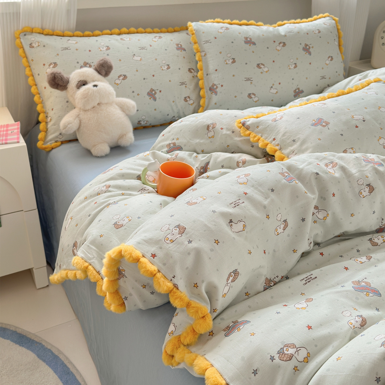 91家纺网 家纺一手货源 找家纺 丽涵家纺 2026新款全棉双层纱全棉纯棉大雁纹毛球花边四件套 晚安鸭-绿