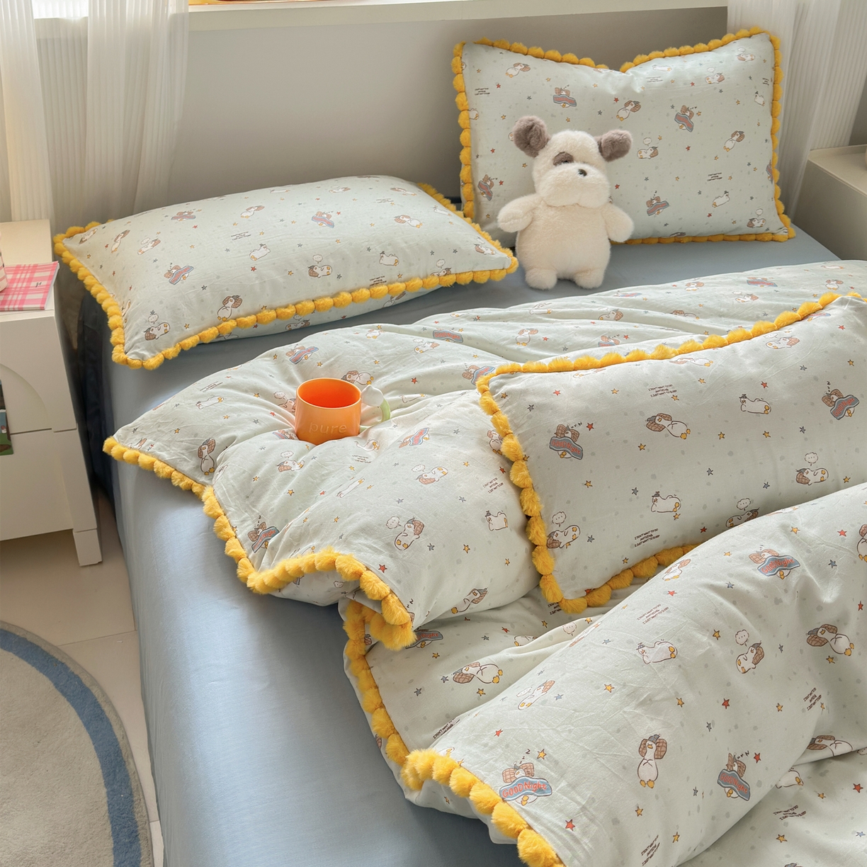 91家纺网 家纺一手货源 找家纺 丽涵家纺 2026新款全棉双层纱全棉纯棉大雁纹毛球花边四件套 晚安鸭-绿