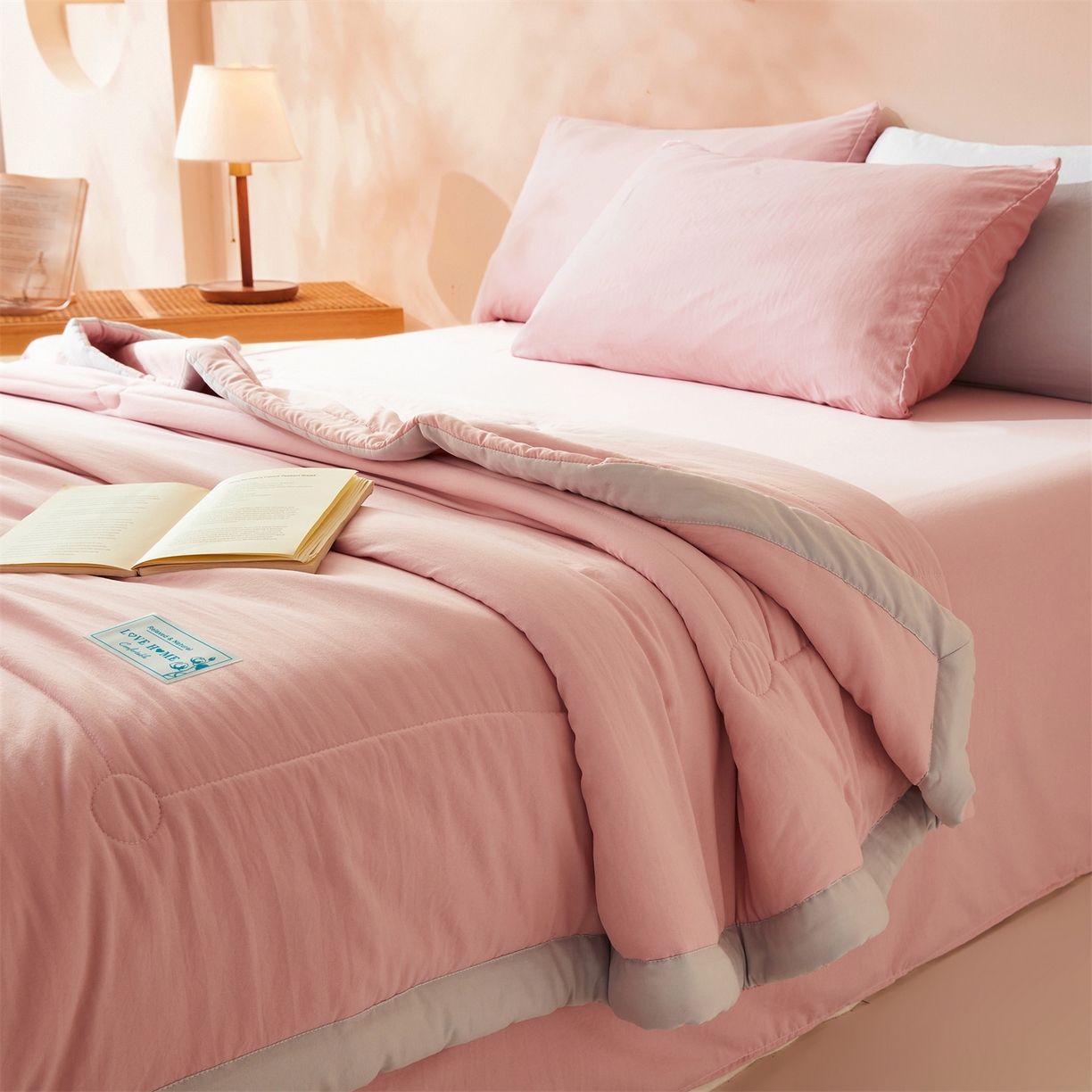 91家纺网 家纺一手货源 找家纺 罗布斯 2026新款简约纯色风水洗棉双拼夏被新疆棉花被夏凉被空调被(买家秀加微） 樱花粉