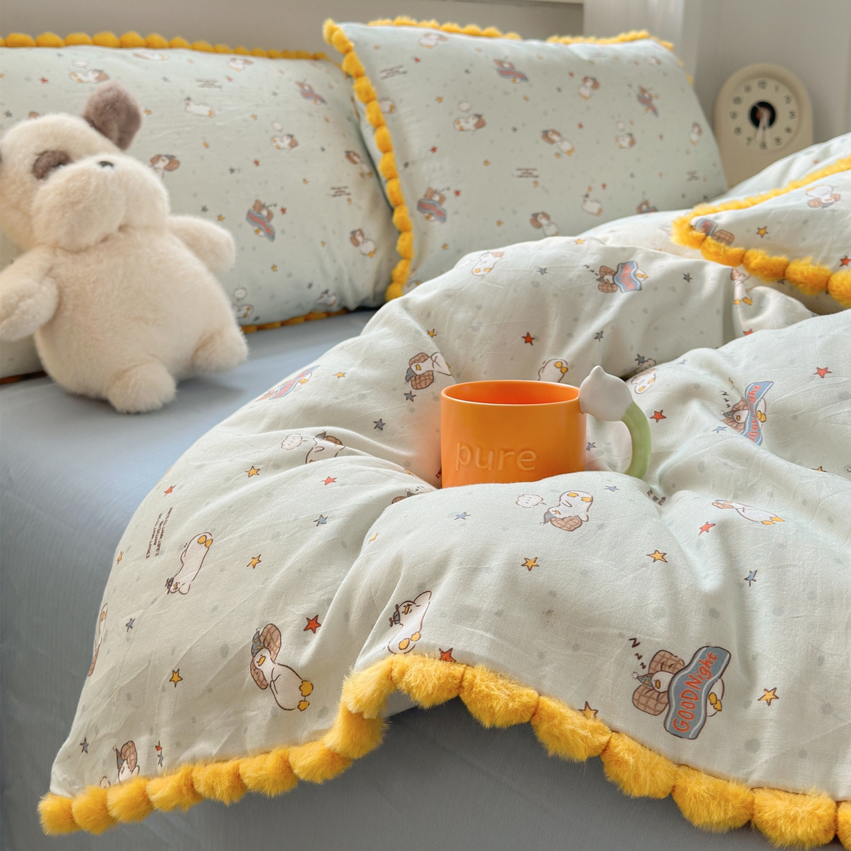 91家纺网 家纺一手货源 找家纺 丽涵家纺 2026新款全棉双层纱全棉纯棉大雁纹毛球花边四件套 晚安鸭-绿