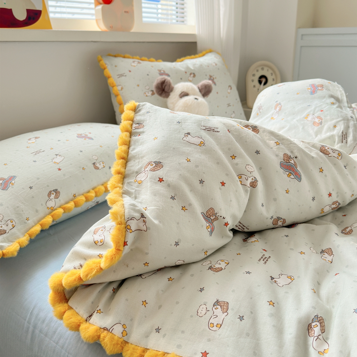 91家纺网 家纺一手货源 找家纺 丽涵家纺 2026新款全棉双层纱全棉纯棉大雁纹毛球花边四件套 晚安鸭-绿