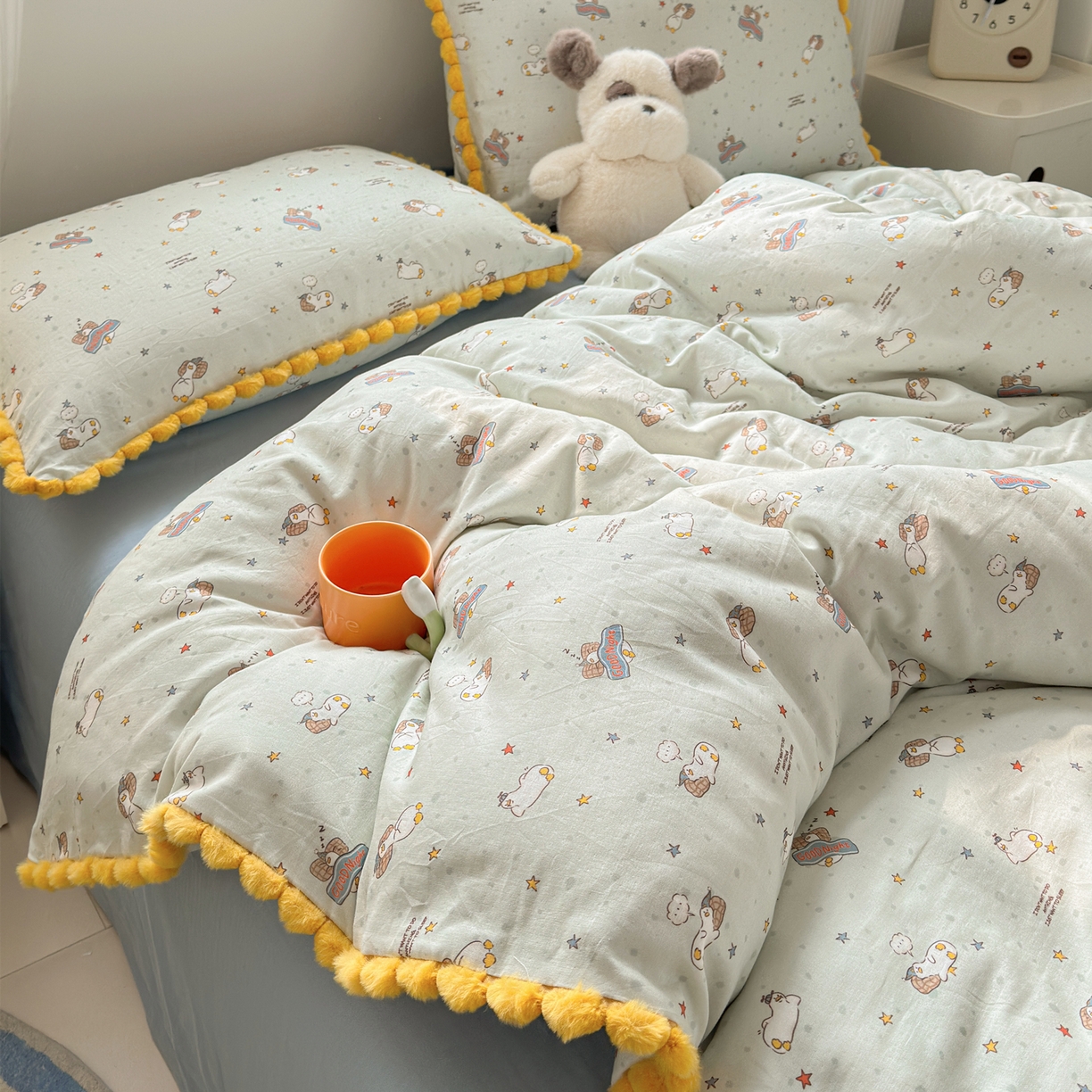 91家纺网 家纺一手货源 找家纺 丽涵家纺 2026新款全棉双层纱全棉纯棉大雁纹毛球花边四件套 晚安鸭-绿