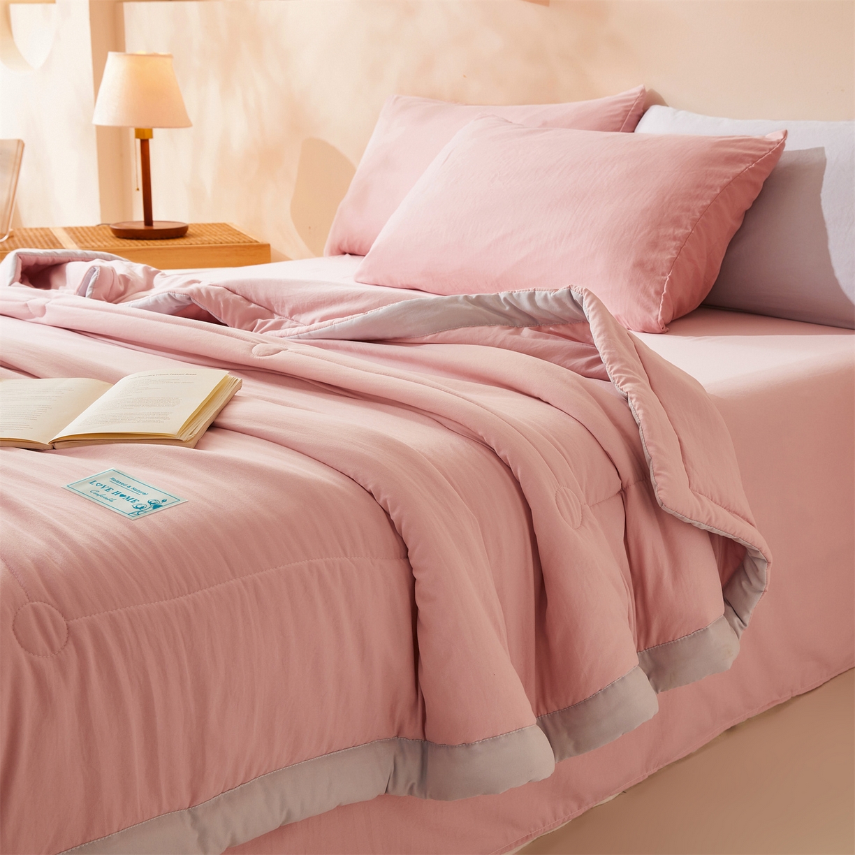 91家纺网 家纺一手货源 找家纺 罗布斯 2026新款简约纯色风水洗棉双拼夏被新疆棉花被夏凉被空调被(买家秀加微） 樱花粉